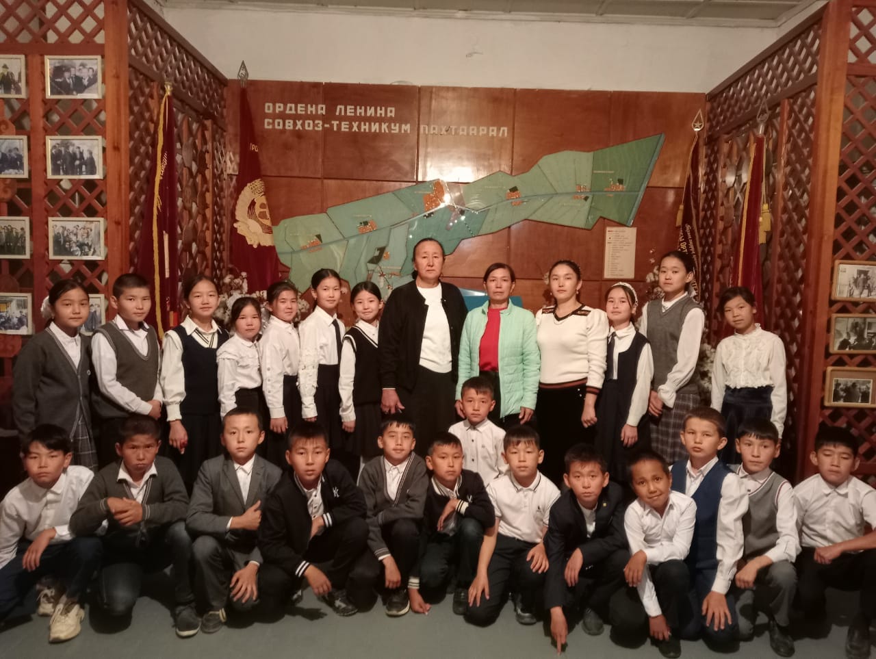 "Атакент" қалашығында орналасқан мұражайды тамашалап қайтты. Оқушылар туған жердің тарихын білуге, түгендеуге деген құлшыныстарын байқатты.